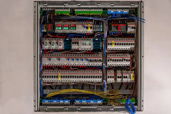 Painel eléctrico com sistemas de protecção sobre fundo branco — Fotografia de Stock