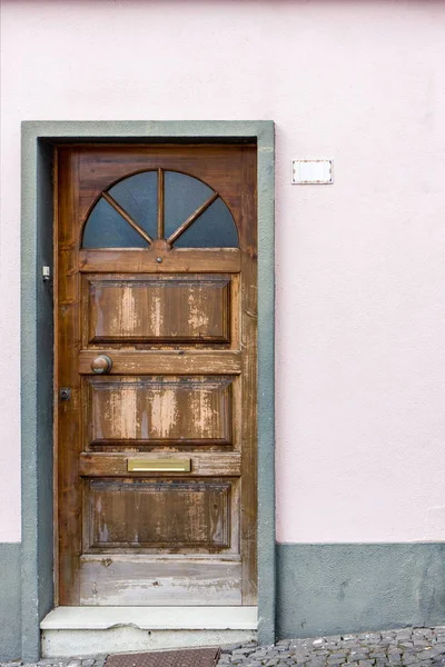 Old wooden door in the stone doorway — Stock Photo, Image