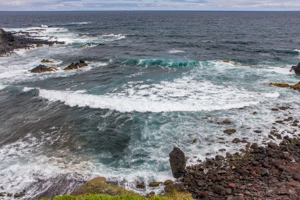 Viniendo a tierra con piedras volcánicas ola del océano Atlántico — Foto de Stock
