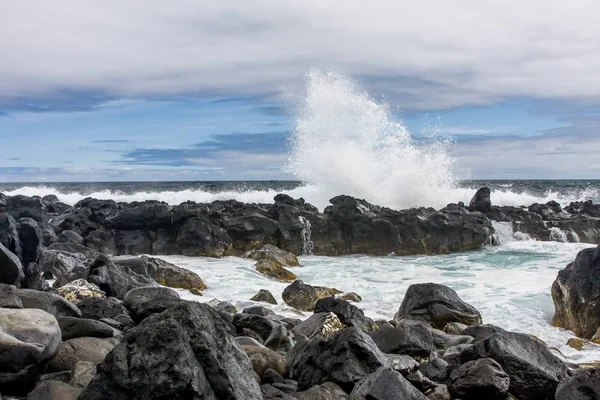 Hermosa salpicadura de un roto en las olas rocas volcánicas, Portugal, Océano Atlántico — Foto de Stock