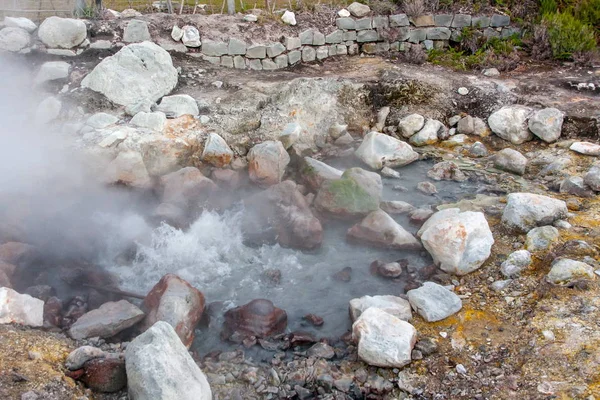 Hete geiser stromende van de rotsachtige grond — Stockfoto