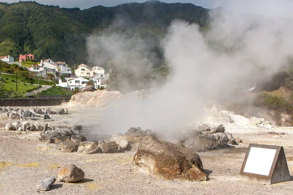 Landschap met gestoomde lucht uit vulkanische warmwaterbronnen en fumarolen, Furnas - Sao Miguel — Stockfoto