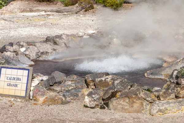 Hete geiser stromende van de rotsachtige grond, Furnas - Sao Miguel — Stockfoto