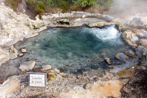 Heißer Geysir mit wunderschönem blauen Wasser, das aus dem felsigen Boden sprudelt, Öfen - sao miguel — Stockfoto