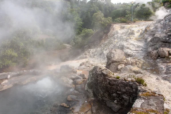 Landschaft mit gedämpfter Luft aus vulkanischen heißen Quellen und Fumarolen, Öfen - sao miguel — Stockfoto