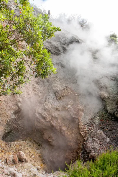 Landschaft mit gedämpfter Luft aus vulkanischen heißen Quellen und Fumarolen — Stockfoto