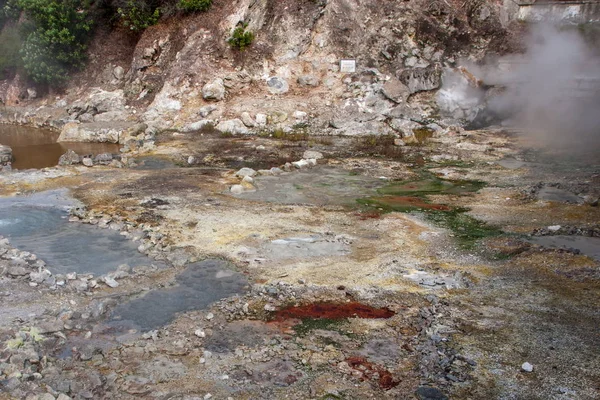 Colorful view of hot springs geysers and fumaroles emitting steam — Stock Photo, Image