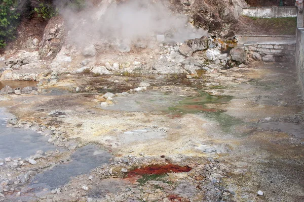 Πολύχρωμη θέα του ζεστό geysers πηγές και ατμίδες εκπομπή ατμού — Φωτογραφία Αρχείου