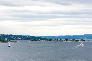 Adaları, tepeler ve su deniz üzerinde bir iz bırakarak kıyıdan yelken bir gemi ile manzara