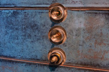 Mavi fayans arka planda dahili termo Mikser