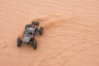 Kolyazin, Moskova Bölgesi Rusya Federasyonu-Mayıs 1 2014: RC araba crowler Vaterra Ikiz Hammers kum üzerinden sürüş