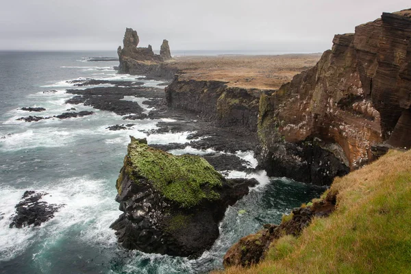 Paisaje frío con vistas a la costa del océano, Islandia — Foto de Stock