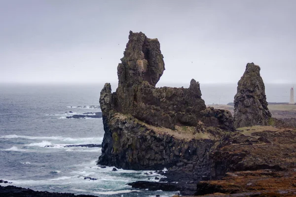 Paisaje gótico con roca, horizonte, océano y nubes altas - Islandia — Foto de Stock