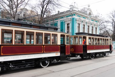 Moskova, Rusya Federasyonu - 20 Nisan 2019: tramvay geçit töreni. Nikolskaya caddesinde eski tramvaylar.