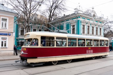 Moskova, Rusya Federasyonu - 20 Nisan 2019: tramvay geçit töreni. Nikolskaya caddesinde eski tramvaylar.
