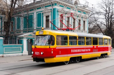 Moskova, Rusya Federasyonu - 20 Nisan 2019: tramvay geçit töreni. Nikolskaya caddesinde eski tramvaylar.