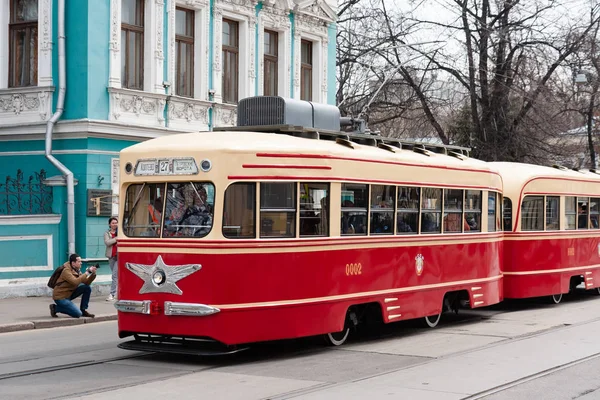 Moscou, Federação Russa - 20 de abril de 2019: desfile de bonde. Velhos bondes na rua Nikolskaya . — Fotografia de Stock