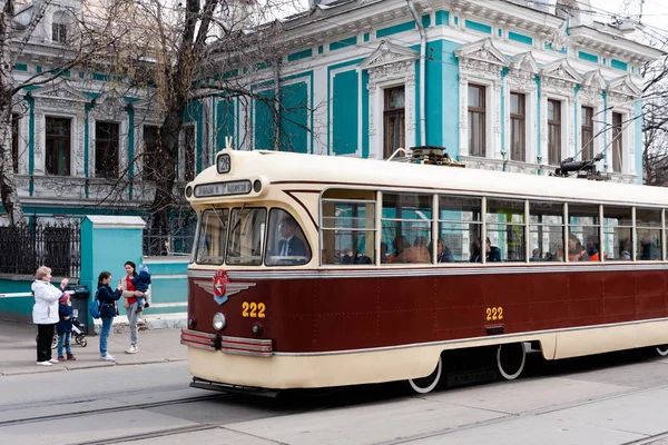 Moskau, Russische Föderation - 20. April 2019: Straßenbahnparade. alte Straßenbahnen in der Nikolskaja Straße. — Stockfoto