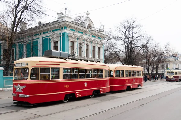 Moskva, Ryssland-april 20 2019: spårvagn parad. Gamla spårvagnar på Nikolskaya-gatan. Royaltyfria Stockbilder