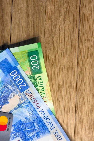 Деньги и кредитная карта на древесном фоне — стоковое фото