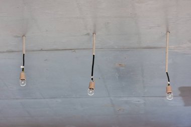 Hangi odada Aydınlatma tamir. Onarım sırasında Hafif kablolama. Üç lamba asmak