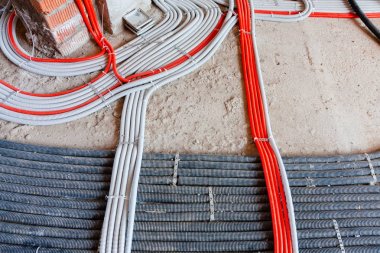 Elektrik kablolarının, şebekelerin, ısıtmanın döşenmesi. Beton üzerinde oluklu çizgiler