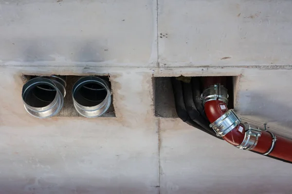 Tuberías de alcantarillado, ventilación, suministro de agua en el interior creado — Foto de Stock