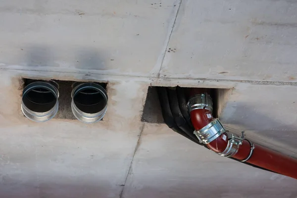 Tuberías de alcantarillado, ventilación, suministro de agua en el interior creado — Foto de Stock