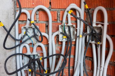 Oluklu gizlenmiş telleri olan lehimli bağlantı kutuları