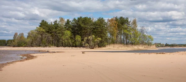 Landskap med ö och näset, sand, vatten, skog, himmel, Ryssland Stockfoto