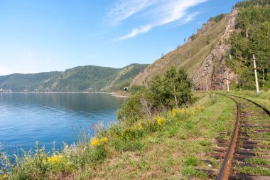 Mavi göl yakınındaki dağlarda doğada Demiryolu rayları
