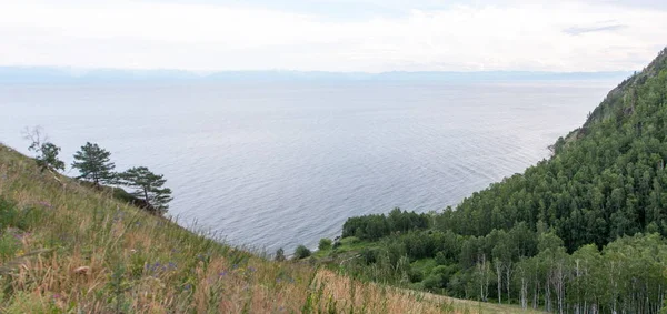 Pohled na les, jezero a další vrchol od úbočí hory — Stock fotografie