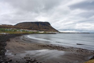 dağın eteklerinde sahilde küçük bir balıkçı kasabası