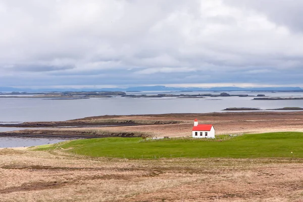 Paisaje con una vista de la casa por la bahía del océano, la montaña y el cielo — Foto de Stock