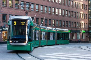 30 Ağustos 2016. Finlandiya. Finlandiya toplu taşıma - yeşil tramvay