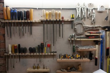 Atölyede işyeri: araçların duvar depolama