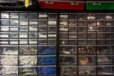 Atölyede İşyeri: vida, somun ve dübel ile küçük şeyler için kutular