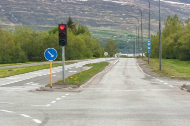 Kırmızı ışığın kalp şeklinde olduğu trafik ışıklarının ve işaretlerin olduğu yol.