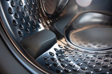 Çamaşır makinesinin içinde. Çamaşır makinesi kenarı olan davul.