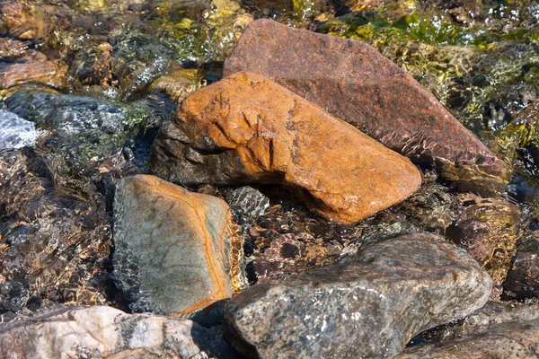 Steine Und Kieselsteine Ufer Wasser Verschiedene Farben — Stockfoto
