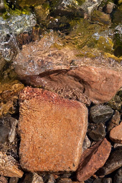 색깔의 바위들과 자갈들이 물가에 — 스톡 사진