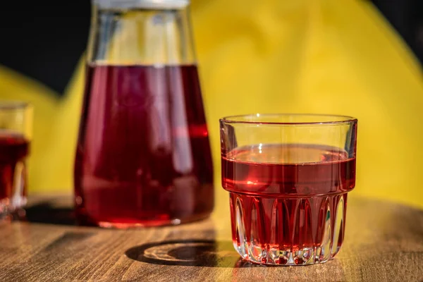 Boisson Été Rouge Verre Brillant Soleil Citronnade Saine Sur Une — Photo