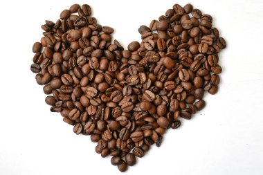  Kalp kahvenin üst görünümünü yaptı. Aşk kahve arka plan izole.