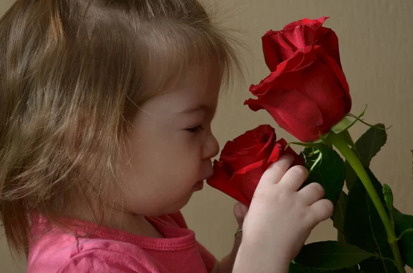 Menina feliz com rosas vermelhas envia beijo de ar — Fotografia de Stock