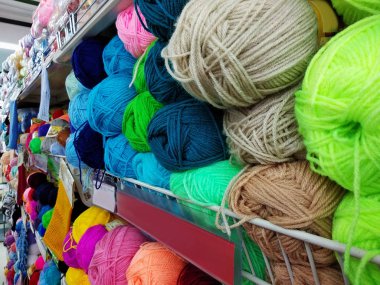Alacalı, parlak ve renkli iplikler Dükkanı raf odak dışı kısmen örme için