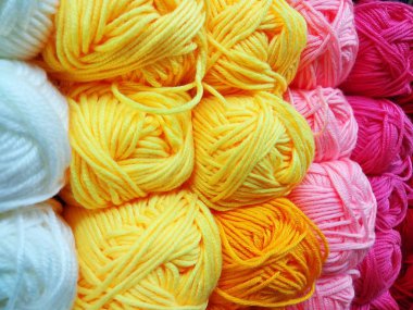 Alacalı, parlak ve renkli iplikler Dükkanı raf odak dışı kısmen örme için