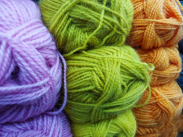 Bonte, helder en kleurrijk garens voor breien op winkel plank gedeeltelijk onscherp — Stockfoto