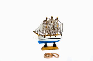 Yelken gemi model alyans beyaz arka plan üzerinde izole ile