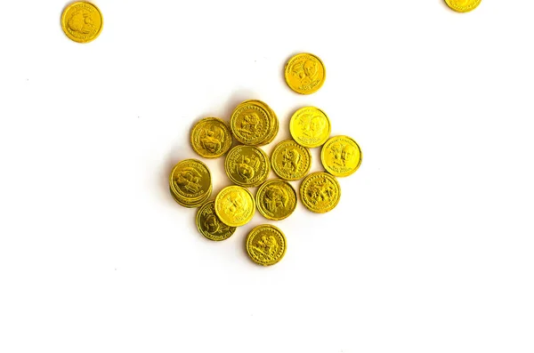 Bando de moedas de ouro de chocolate no fundo branco — Fotografia de Stock