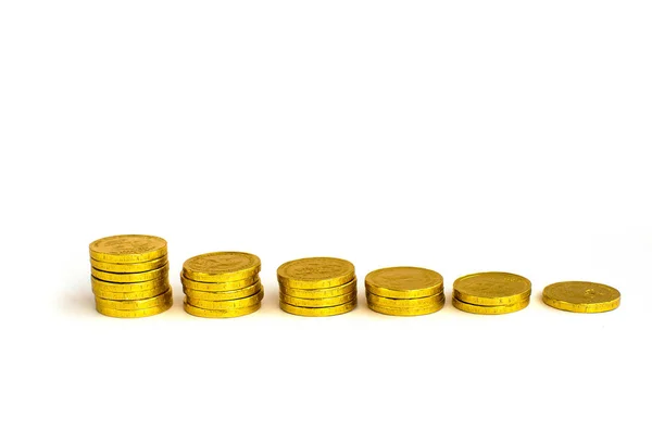 Bando de moedas de ouro de chocolate no fundo branco — Fotografia de Stock